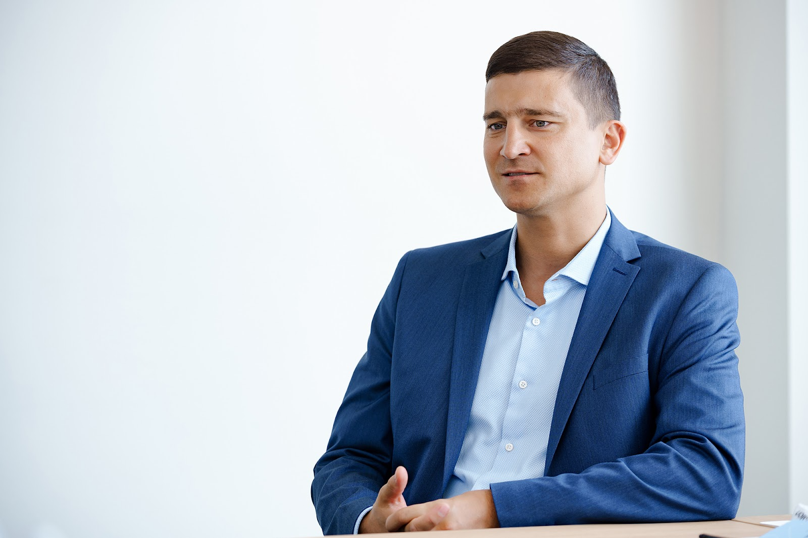 Antanas Šegžda talking with a journalist during the Telematics Vilnius 2022