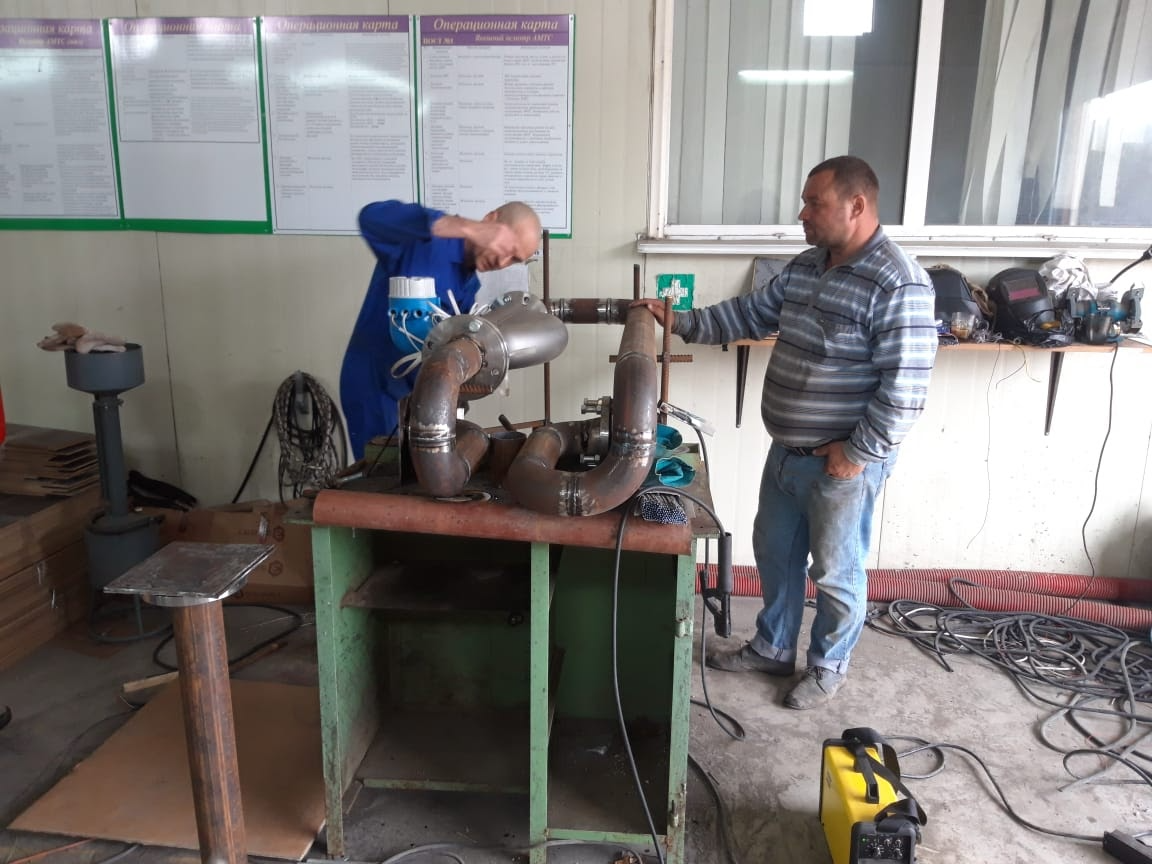 Welding pipes by templates in the workshop