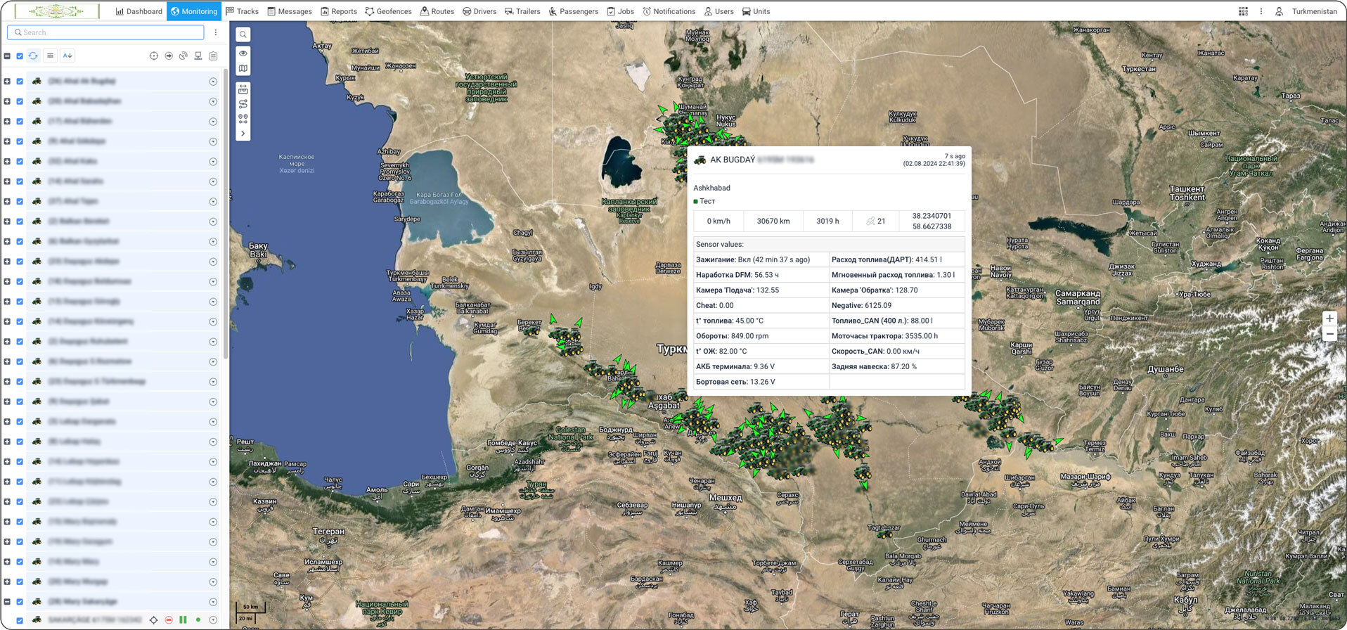 Wialon affiche des données en direct provenant de centaines de tracteurs à travers le Turkménistan — visualisant les niveaux de carburant, les heures moteur et la position directement sur la carte