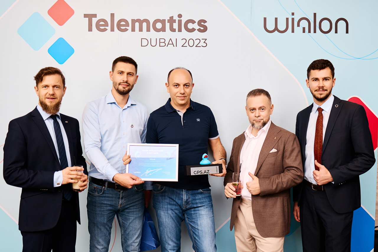 GPS.AZ representatives receive an award for connecting unit #3,700,000 to Wialon