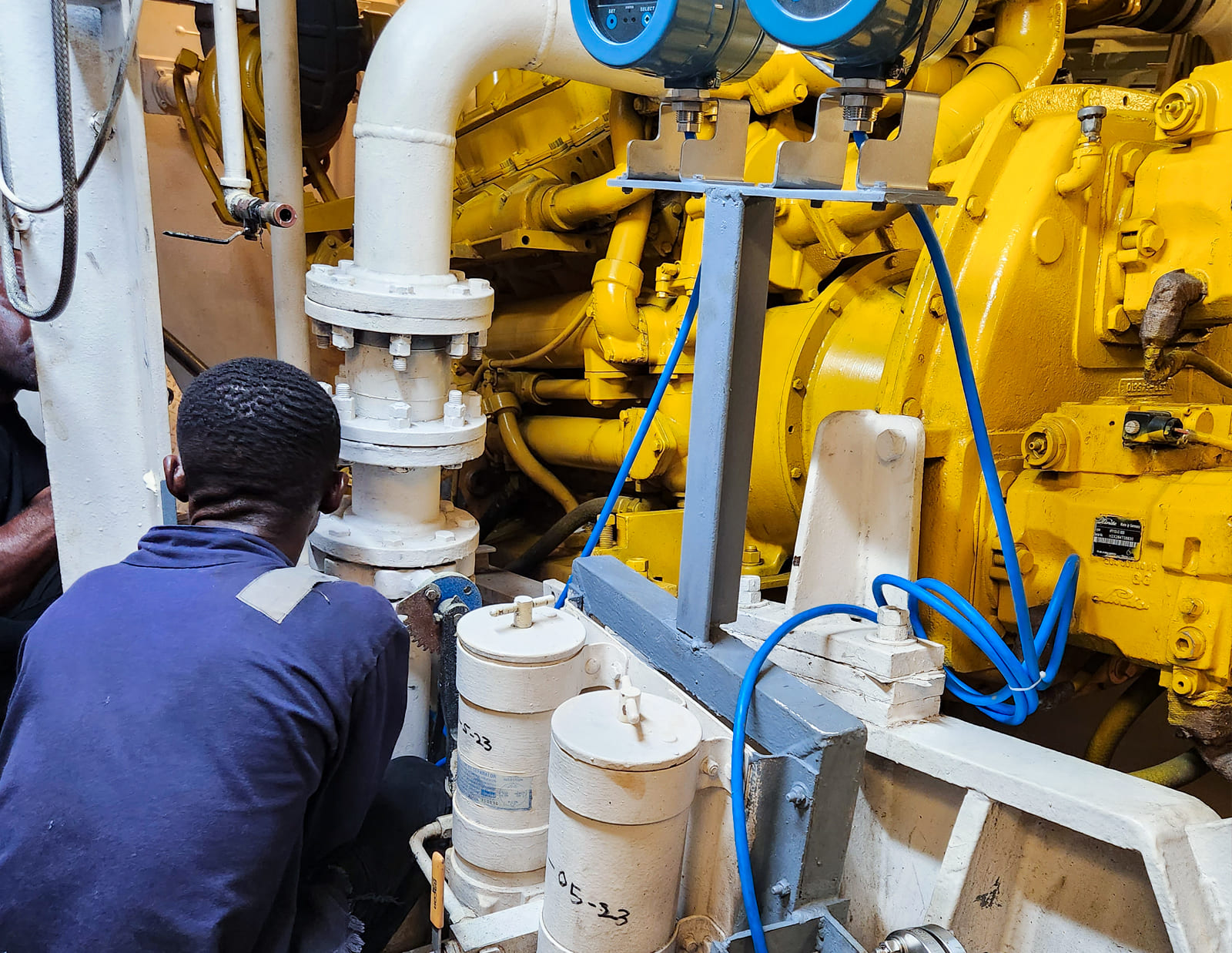 Los caudalímetros Coriolis en los conductos de combustible son esenciales para un control exhaustivo del combustible, como parte de un sistema de monitoreo satelital de embarcaciones