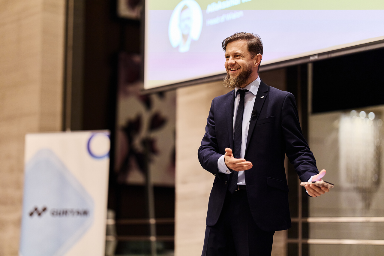 Aliaksandr Kuushynau on the stage